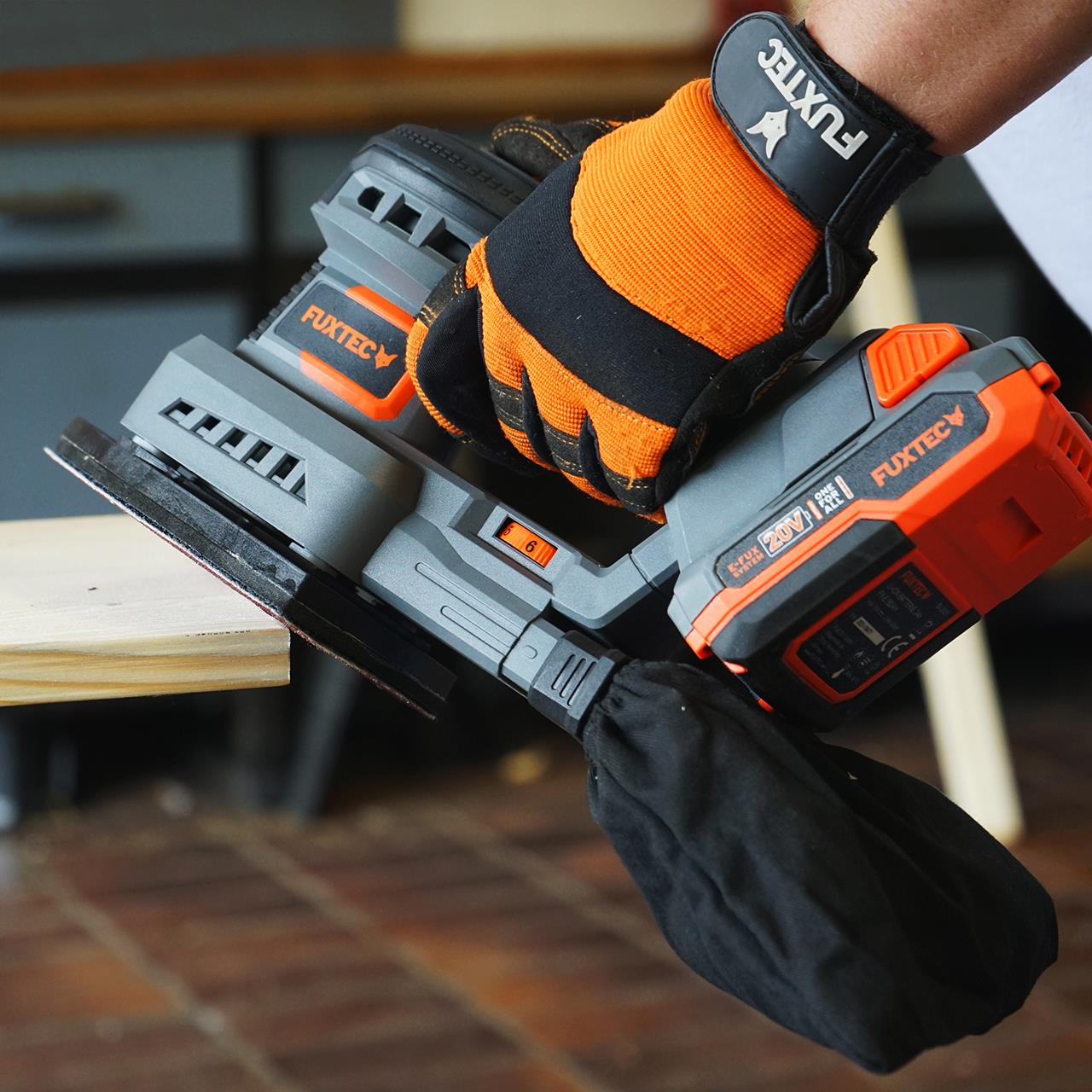 FUXTEC 20V akumulátorová orbitálna brúska FX-E1MS20 SET s 1 x akumulátorom 2Ah, 1 x nabíjackou 1A