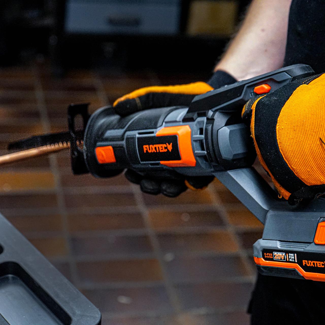 Akumulátorová prímocará pila FUXTEC 20V FX-E1SS20 bez akumulátoru, bez nabíjecky