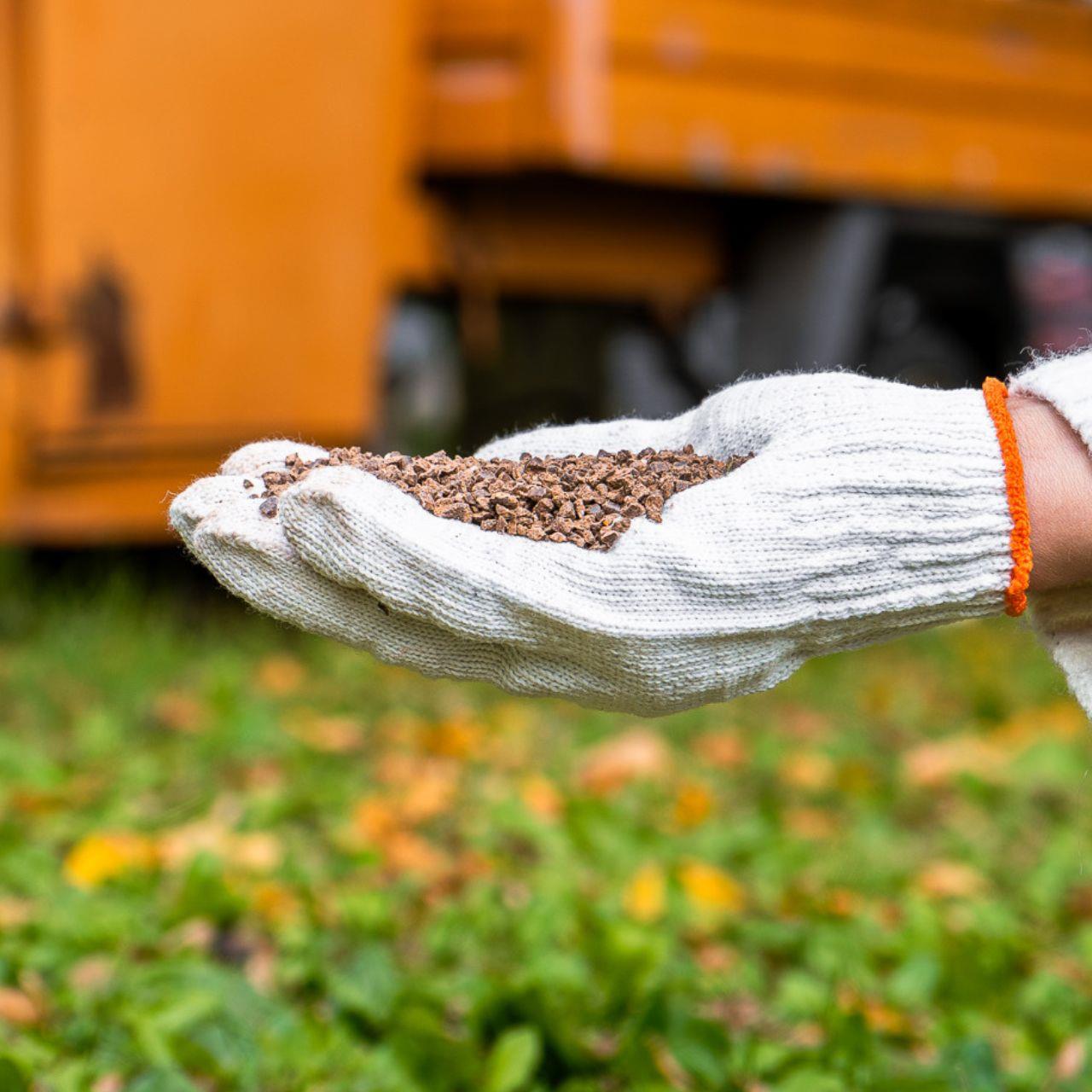 FUXTEC jesenné trávnikové hnojivo FX-RDH10 10 kg na 250 m²