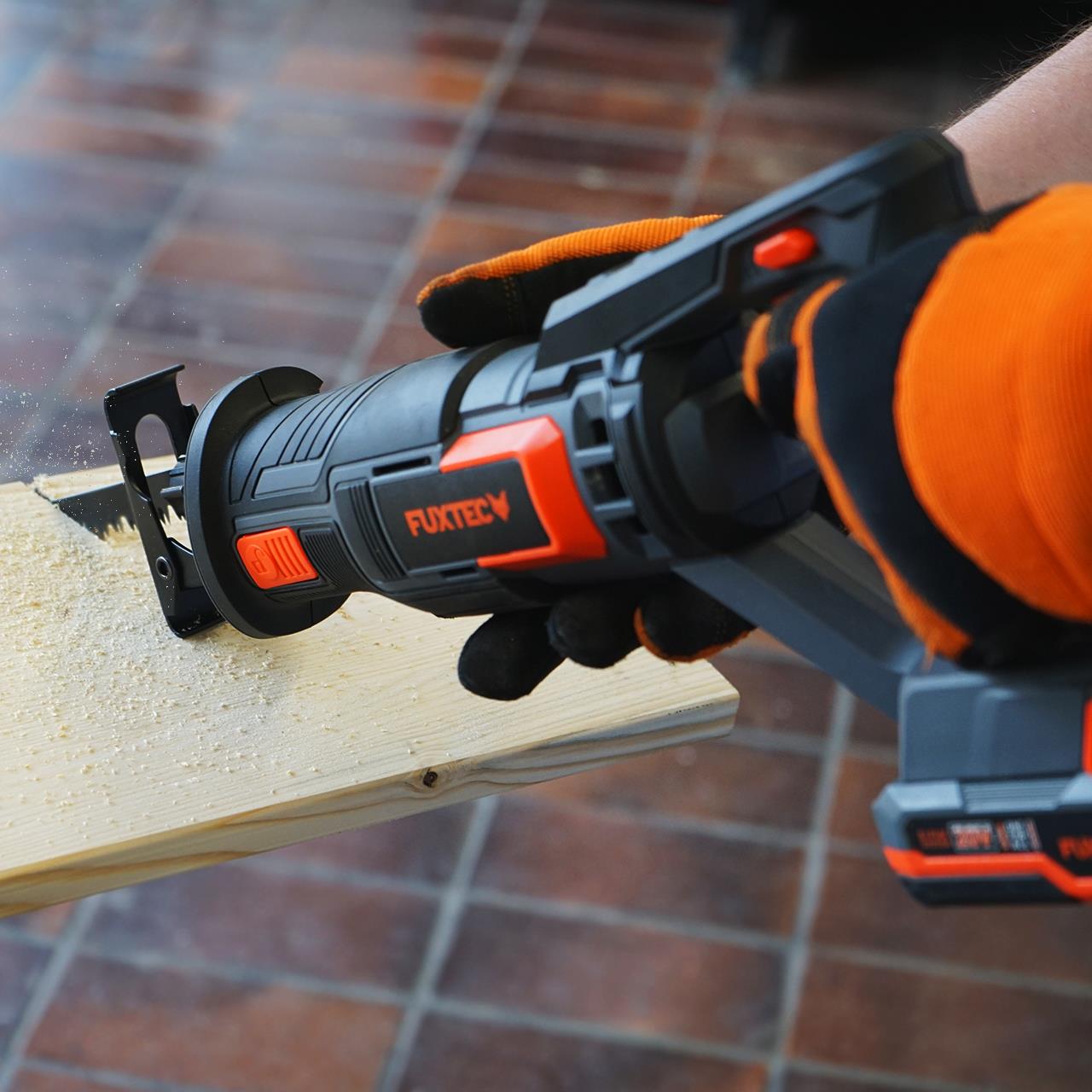 Akumulátorová prímocará pila FUXTEC 20V FX-E1SS20 SET s 1 x akumulátorem 2Ah, 1 x nabíjeckou 2,4A