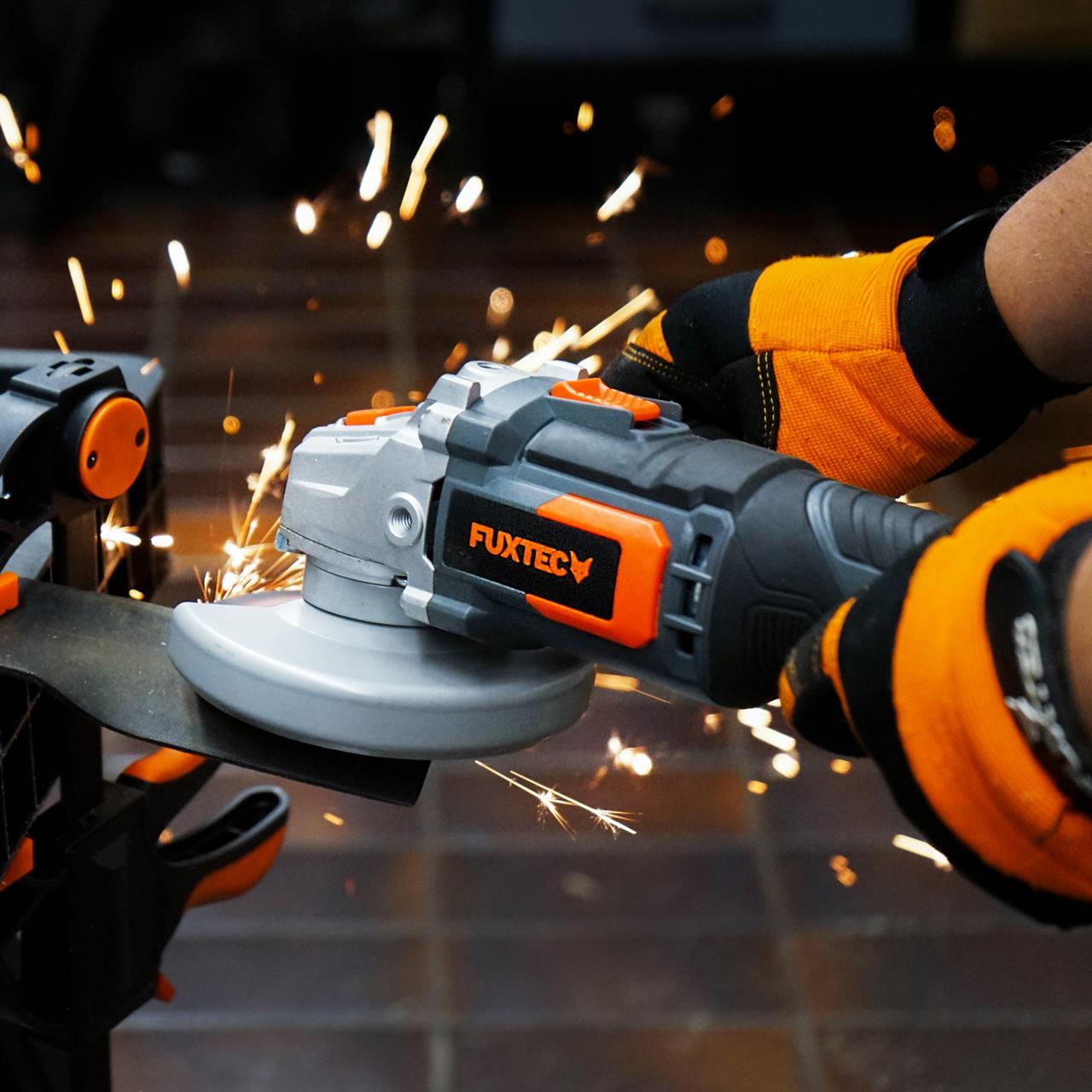 Akumulátorová úhlová bruska FUXTEC 20V FX-E1WS20 SET s 1 x akumulátorem 2Ah, 1 x nabíjeckou 1A